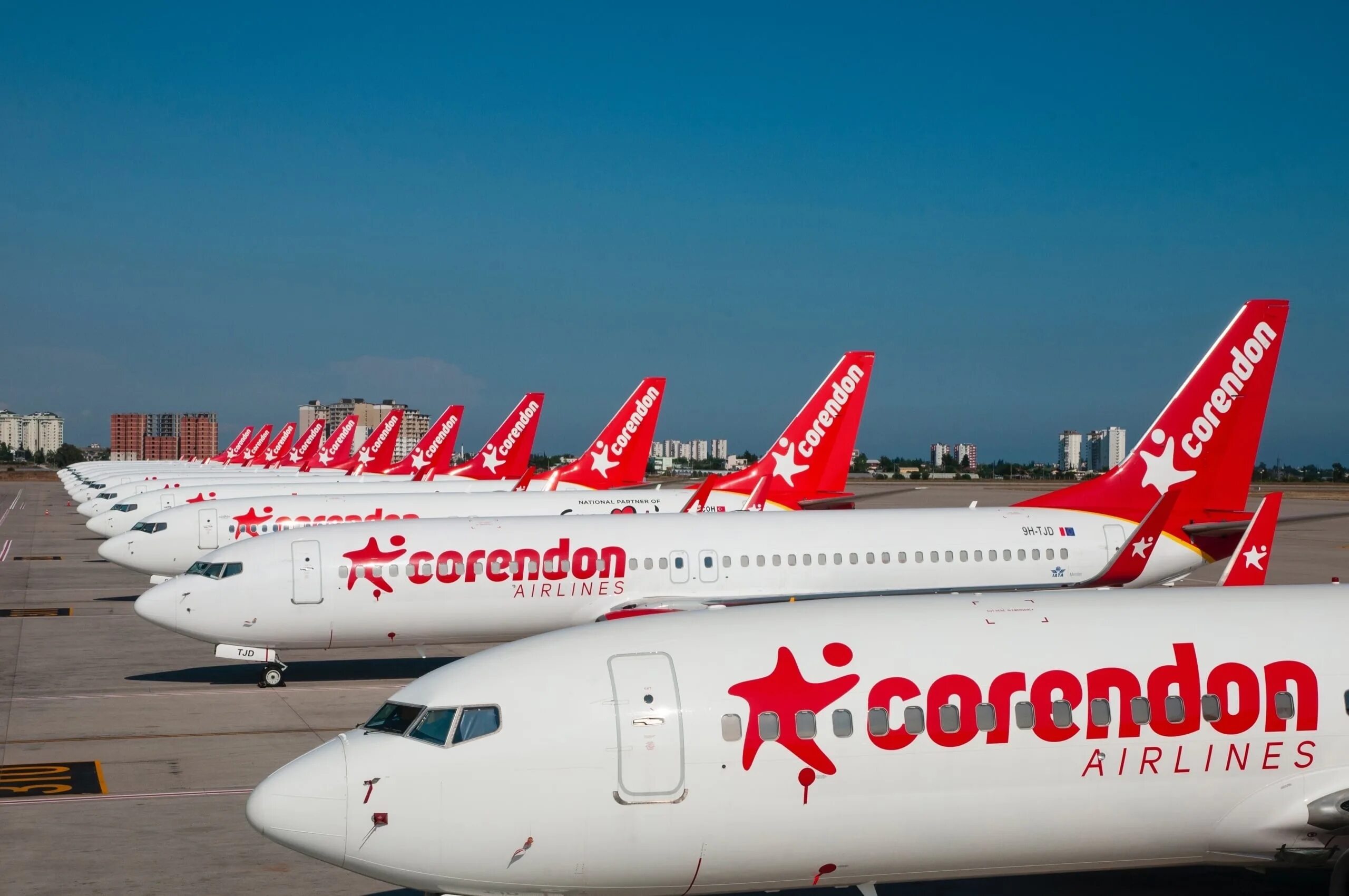 Турецкие авиакомпании летающие. Boeing 737-800 Corendon Airlines. Боинг 737 Корендон. Corendon Airlines Боинг 737. Боинг 737 800 Corendon.