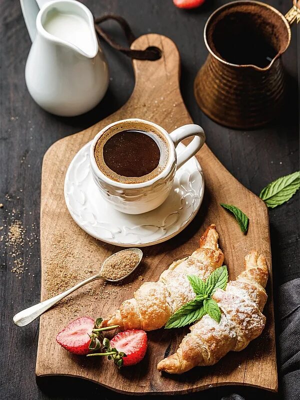 Чашка кофе с круассаном. Чашка кофе. Завтрак с кофе. Чашка кофе с булочкой. Завтрак с кофе.