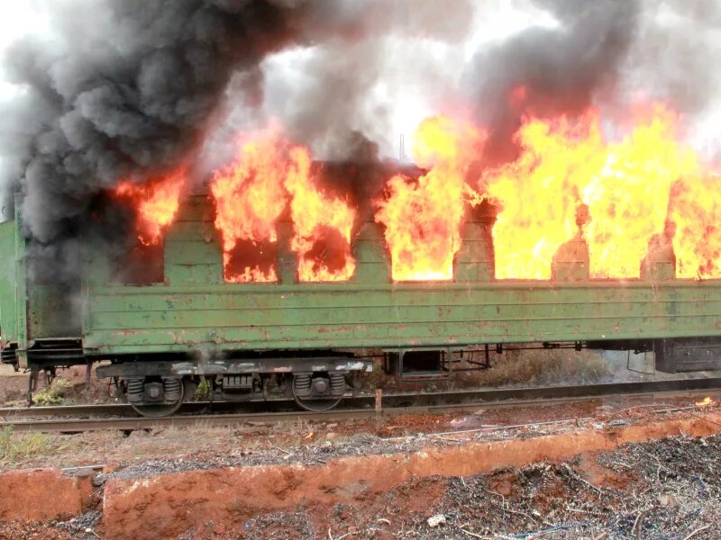 Пожары взрывы на транспорте. Пожары на Железнодорожном транспорте. Горящий поезд.