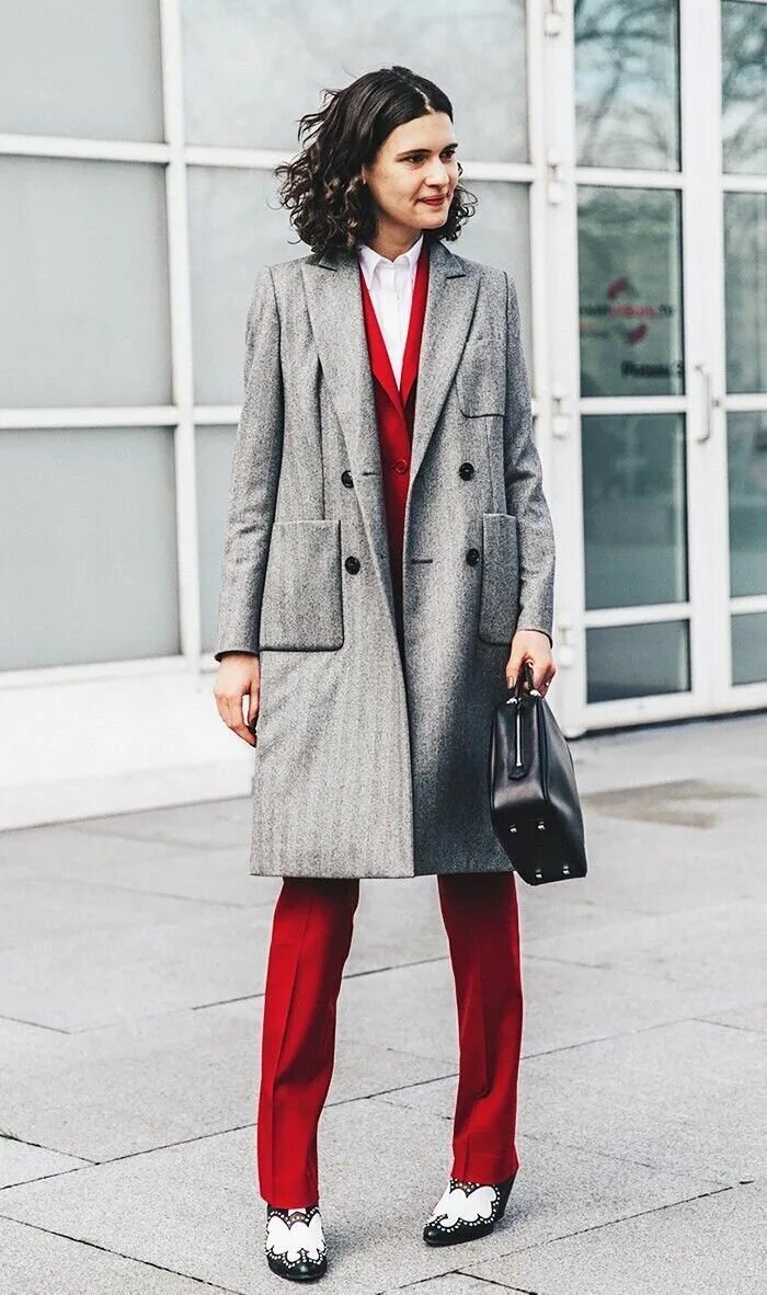 Сочетание серого и красного в одежде. Сочетание серого цвета с красным в одежде. Сочетание цветов красного и серого в одежде. Сочетание серого и красного в одежде. Сочетание красного и серго.