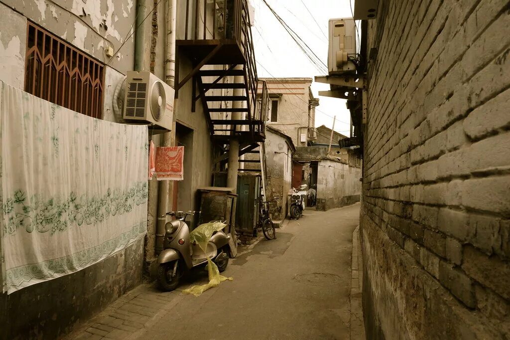 Бунтари панельных трущоб. Город коулун гонконг. Трущобы в индии 2022. Гуанчжоу трущобы контраст. Сцена трущоб.