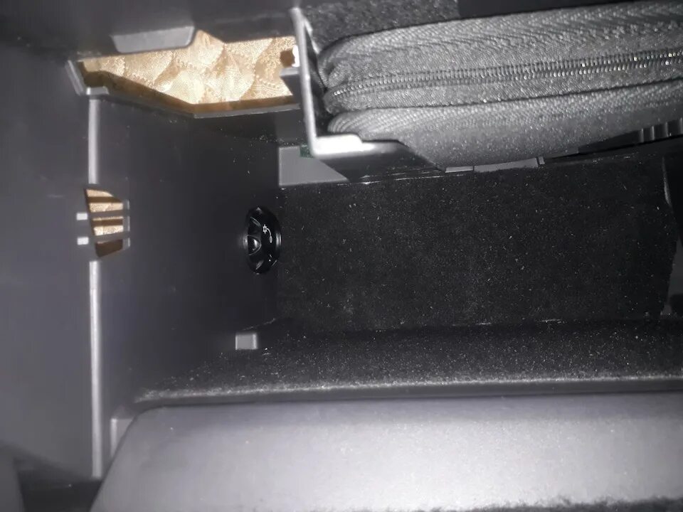 Открывание багажника из салона с кнопки. - Ford Focus III Hatchback, 1,6 л, 2011