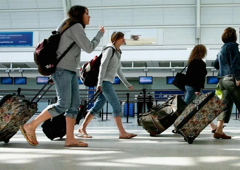Хочу заграницу. Туристы в аэропорту. Люди с чемоданами в аэропорту. Путешественник в аэропорту. Отдыхающие в аэропорту.