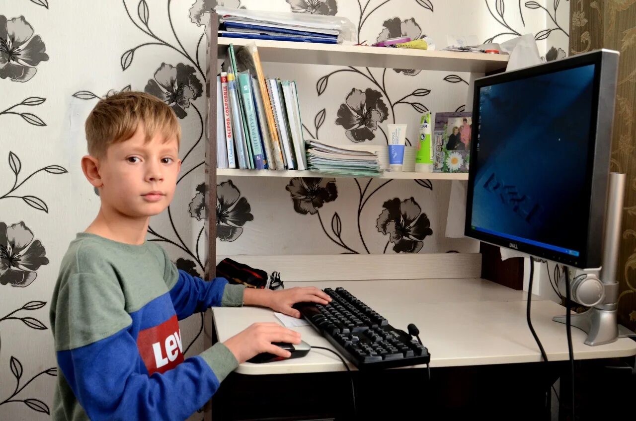 Компьютер в подарочной упаковке. Инвалид за компьютером. Подарок к компьютеру мальчику подростку. Подари компьютер. Подари компьютер.