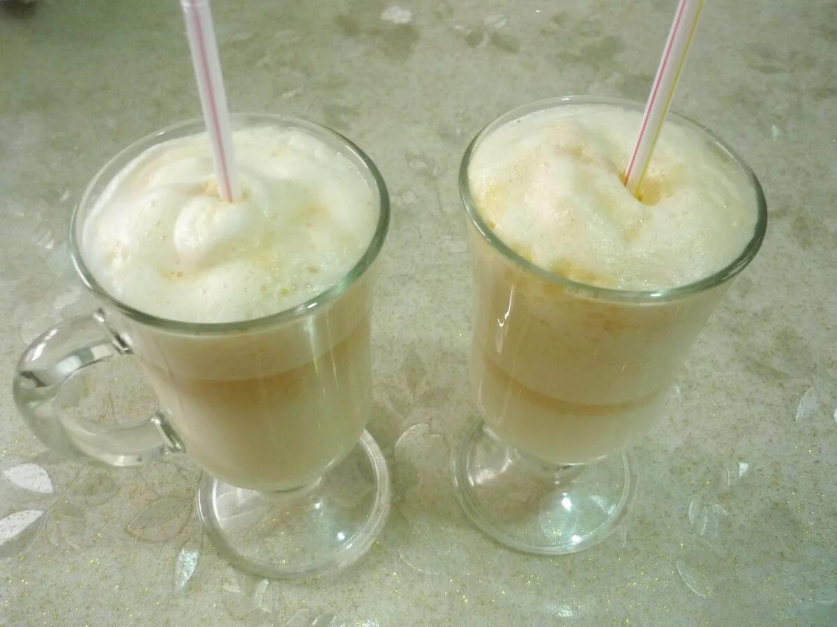 приготовление молочного коктейля. приготовление молочного коктейля. детокс смузи черничный. коктейль обычный. молочные коктейли рецепты.