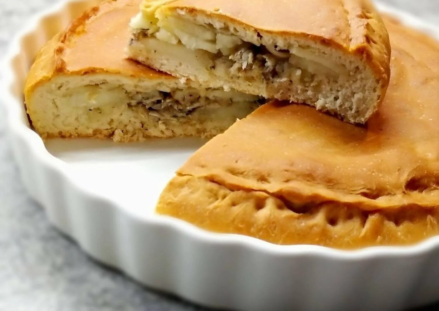 Пирог с тестом из картофеля. Пирог из мойвы. пирог с мойвой. пирог с мойвой и картофелем. рыбный пирог из мойвы.