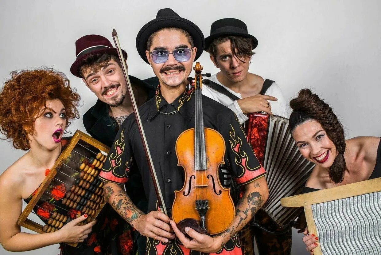 Богемская рапсодия фильм 2018. Почему музыканты. Играющий скрипач. Почему музыкантов. Почему музыкантов.