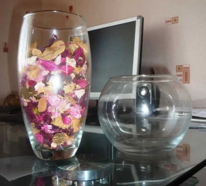 Стеклянные вазы для декора. Наполнение для вазы декор. Декор прозрачной вазы. Идеи наполнения стеклянной вазы.