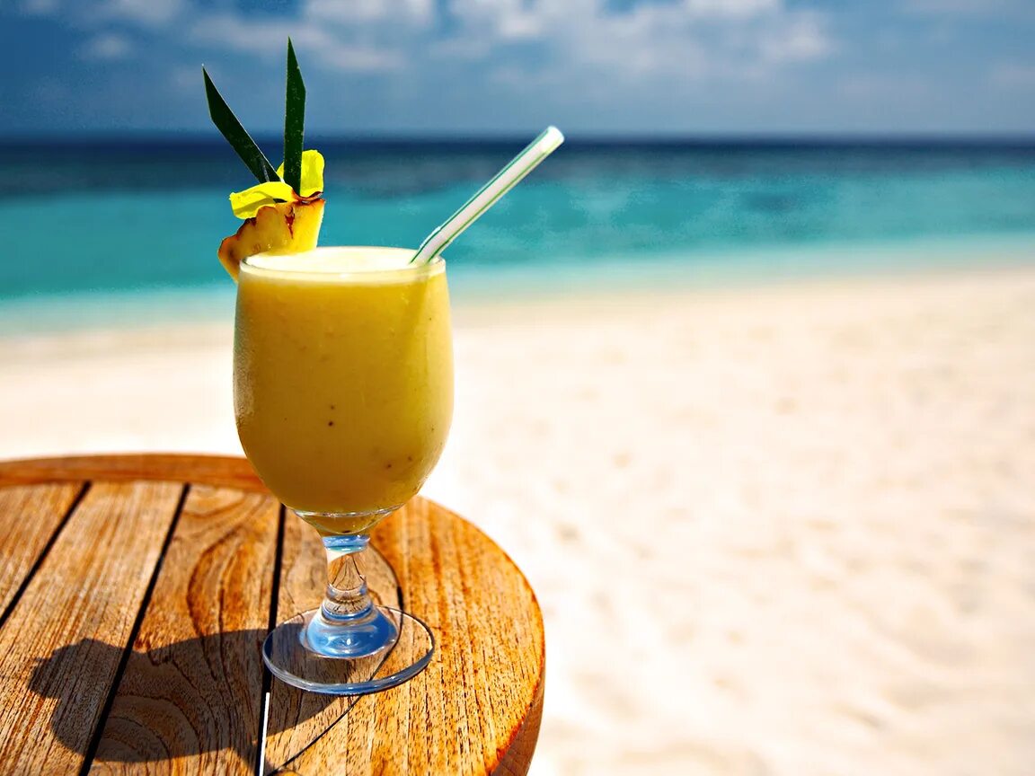 Travel am. Море пляж коктейль. Коктейль на море. Лето пляж коктейль. Напитки на пляже.