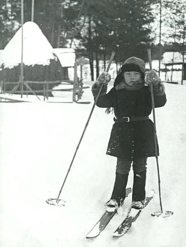 Юный лыжник. Лыжница СССР 1930-Е годы. Советские лыжники. Лыжники 1940 года. Советская лыжница.