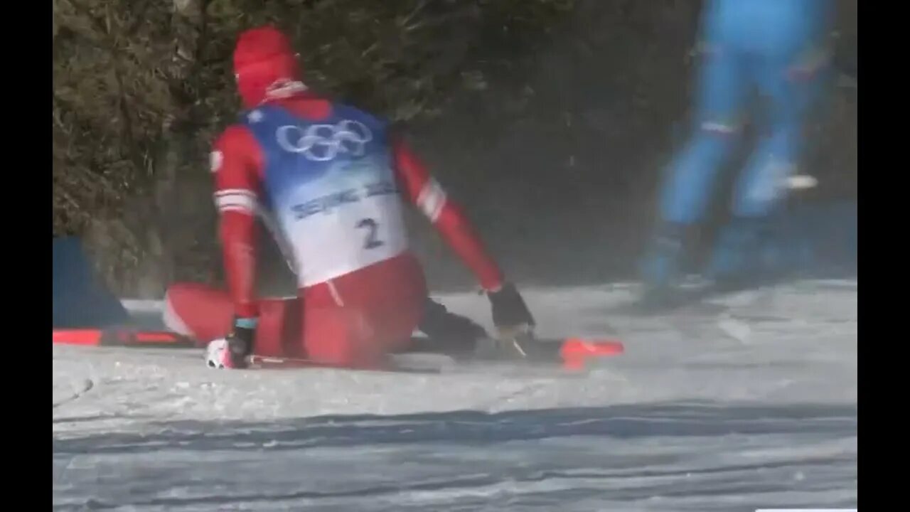 Видео скиатлона сегодня мужчины. Лыжная гонка падение. Большунов упал. Падение Большунова сегодня. Большунов после падения.