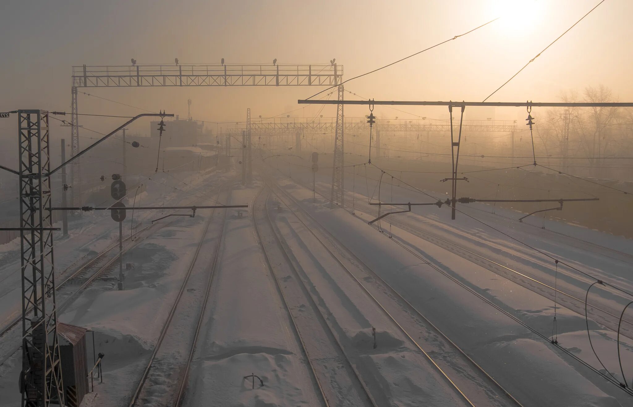 Включи станцию на утро. Зима станция Голицыно. Железнодорожная станция зимой. Станция утром зимой. Голицыно зимой станция.