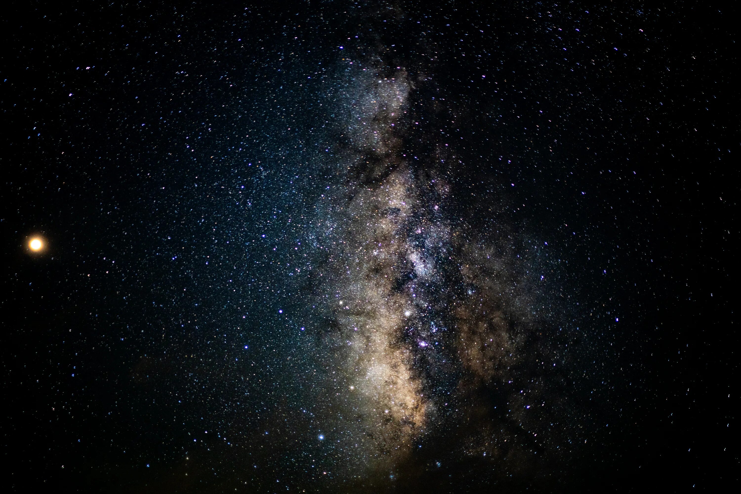 Космос черно желтый. Галактика Млечный путь 1080. Млечный путь Milky way. Космос звезды.