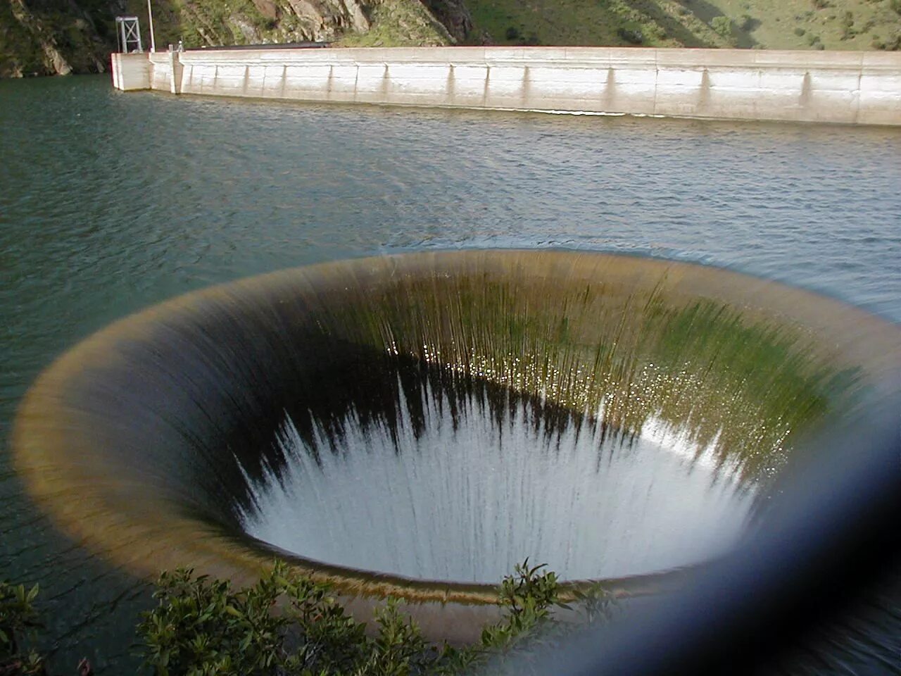 Большая труба с водой