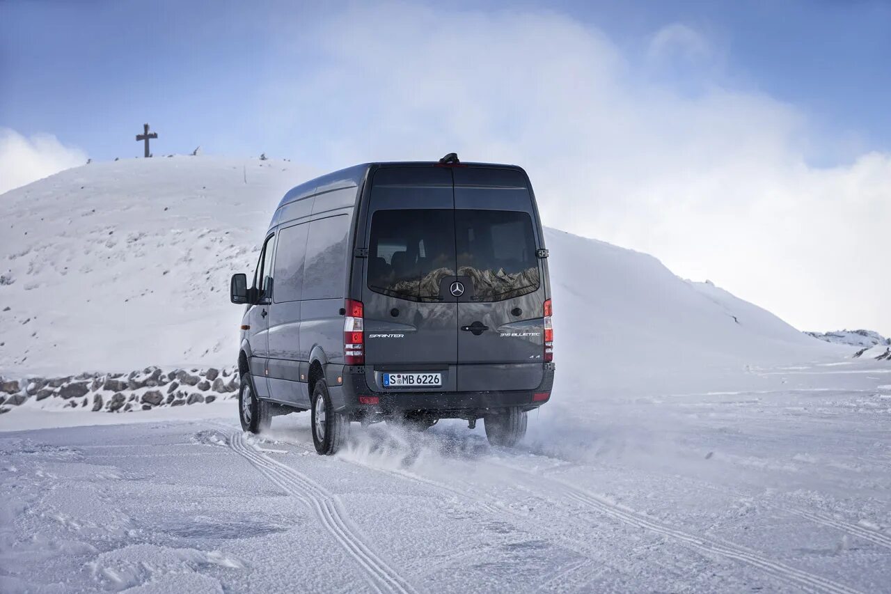 Включи спринтер. Mercedes-Benz Sprinter 4x4. Mercedes-Benz Sprinter 316 4x4. Мерседес. Бенц. Спринтер. На. Перевале. Анзоб. Мерседес Спринтер блютек.