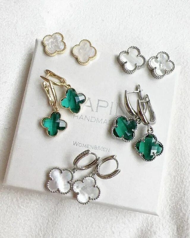 Lapin handmade украшения. Кролик зингер. Пасхаотеый щайчик ищ ткани. Lapin бижутерия. Кулон греческий щит.