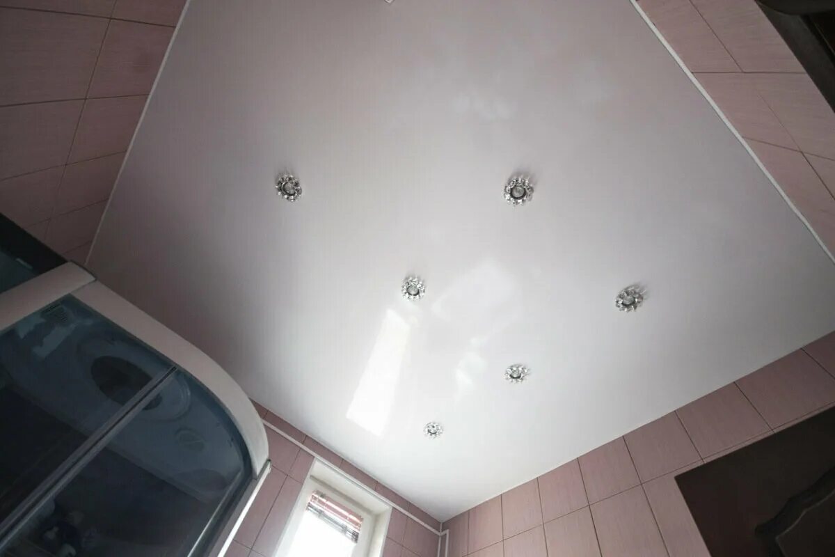 Белый потолок в ванной. Белый глянцевый потолок в ванной. Глянцевые натяжные потолки в ванную. Глянцевый натяжной потолок в ванной. Подвесной потолок в ванную матовый.