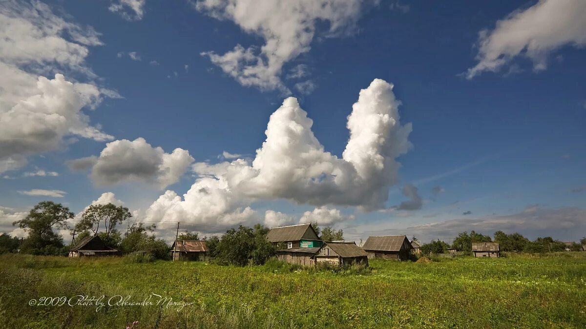 Село вк. Деревня облака. Деревенька вдали. Тучи в деревне. Облака над деревней.