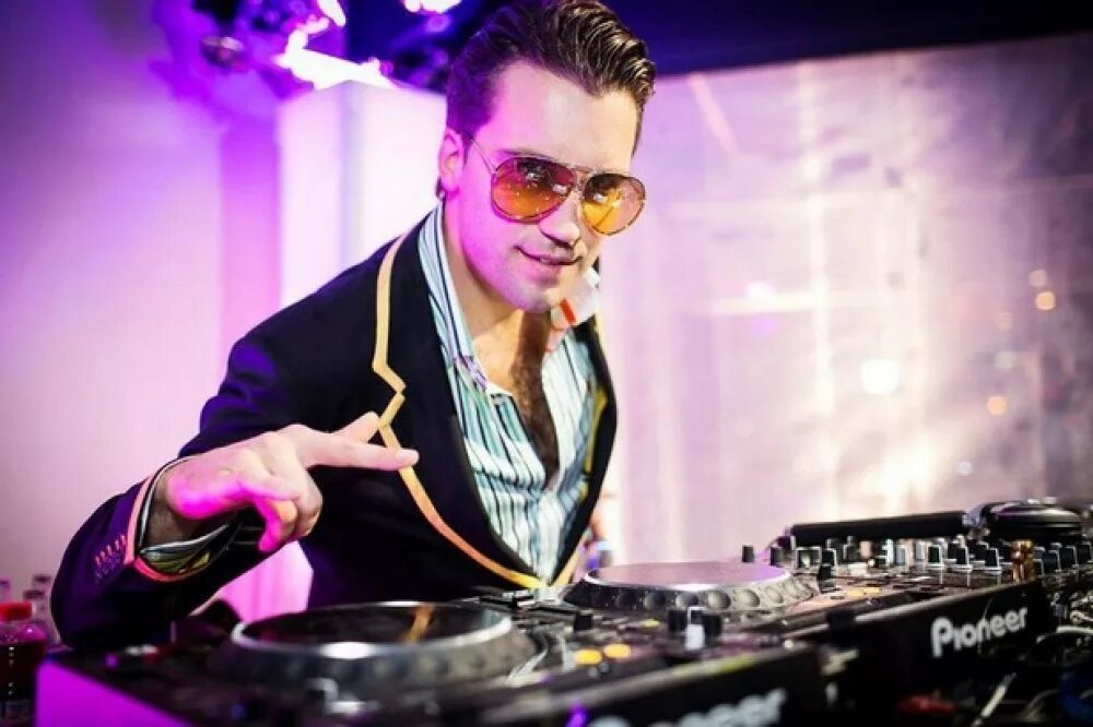 Смешной диджей. Tiësto energy 2000. Диджей миксует. Картина диджей. Псевдонимы диджеев.