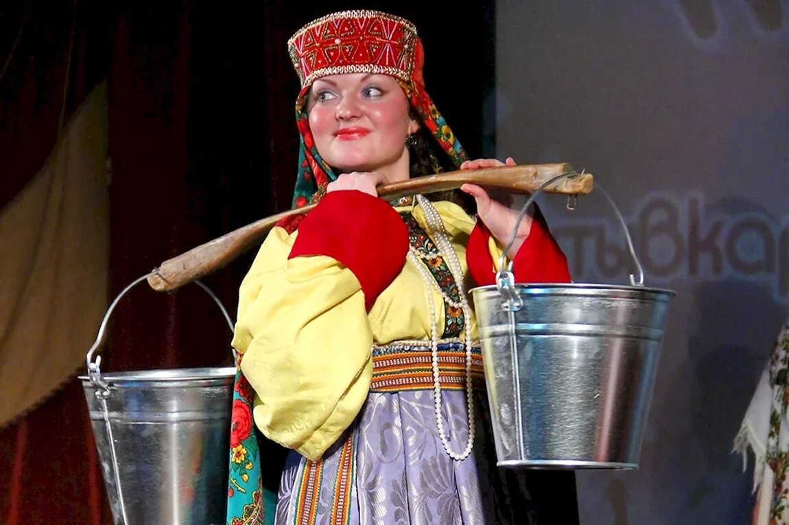 Коромысло расписное. Красавицы руси. Коромысло город. Предметы народного быта для детей. Коромысло город.