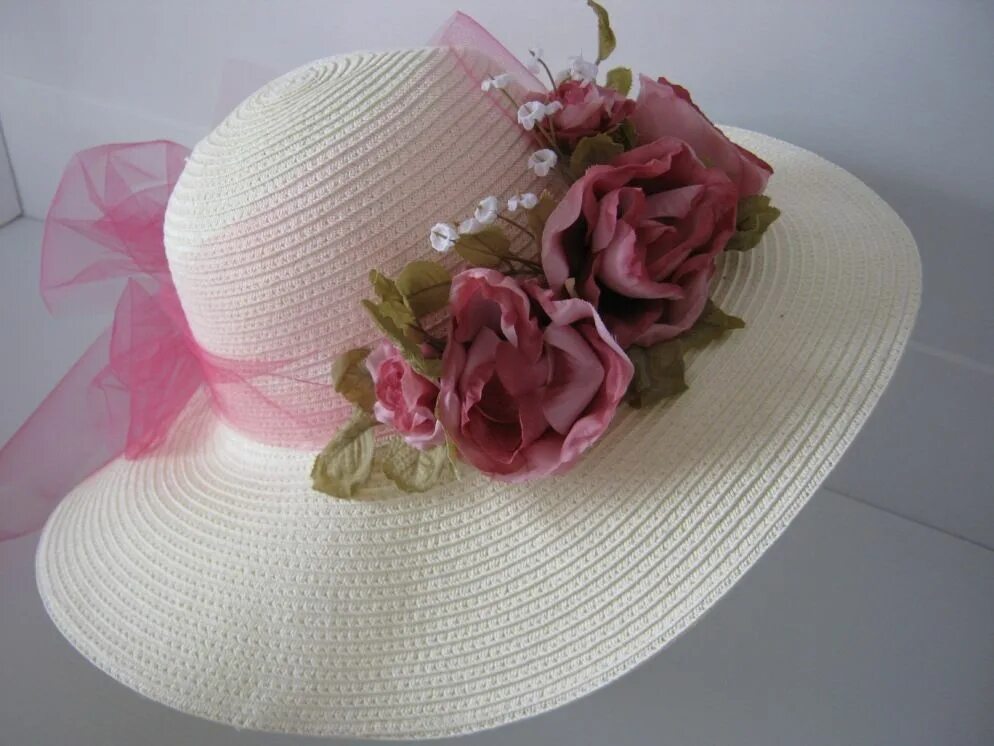 Как украсить шляпку. Шляпка украшенная цветам. Украшение для шляпы. Украсить шляпку цветами. Шляпа с цветами.