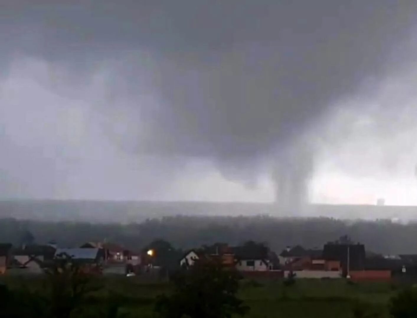 Сегодня над ростовом. Ростов на дону небо. Торнадо во владимире. Фанаты гроза над европой. Ревунова доону облако \.