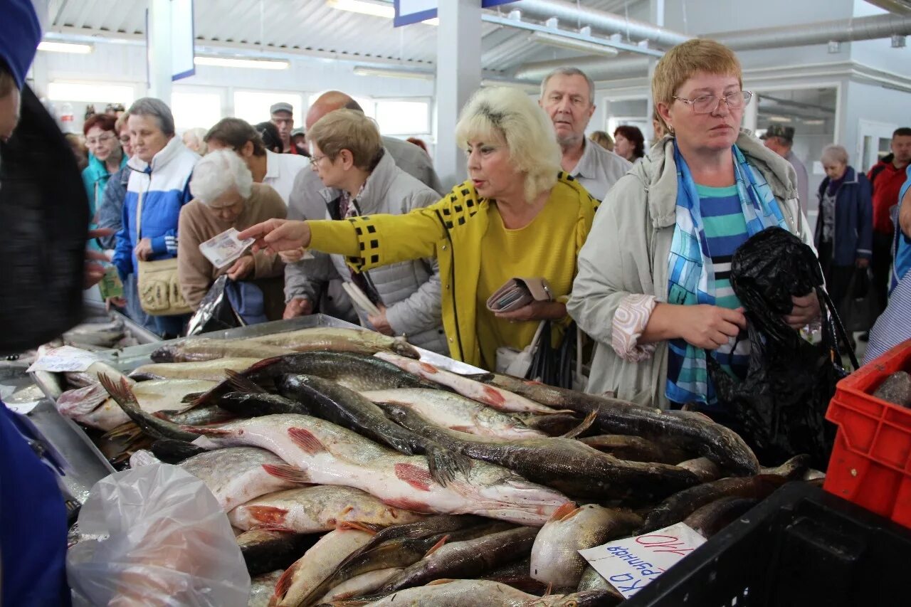 Рыба на рынке. Рыба на базаре. Свежая рыба на базаре. Продают рыбу на рынке.