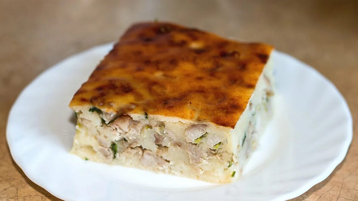 Рецепт заливного пирога с курицей и картошкой. Заливной пирог с курицей. заливной пирог с курицей и картошкой. заливной пирог с курицей на кефире. пирог с курицей и картошкой на кефире.