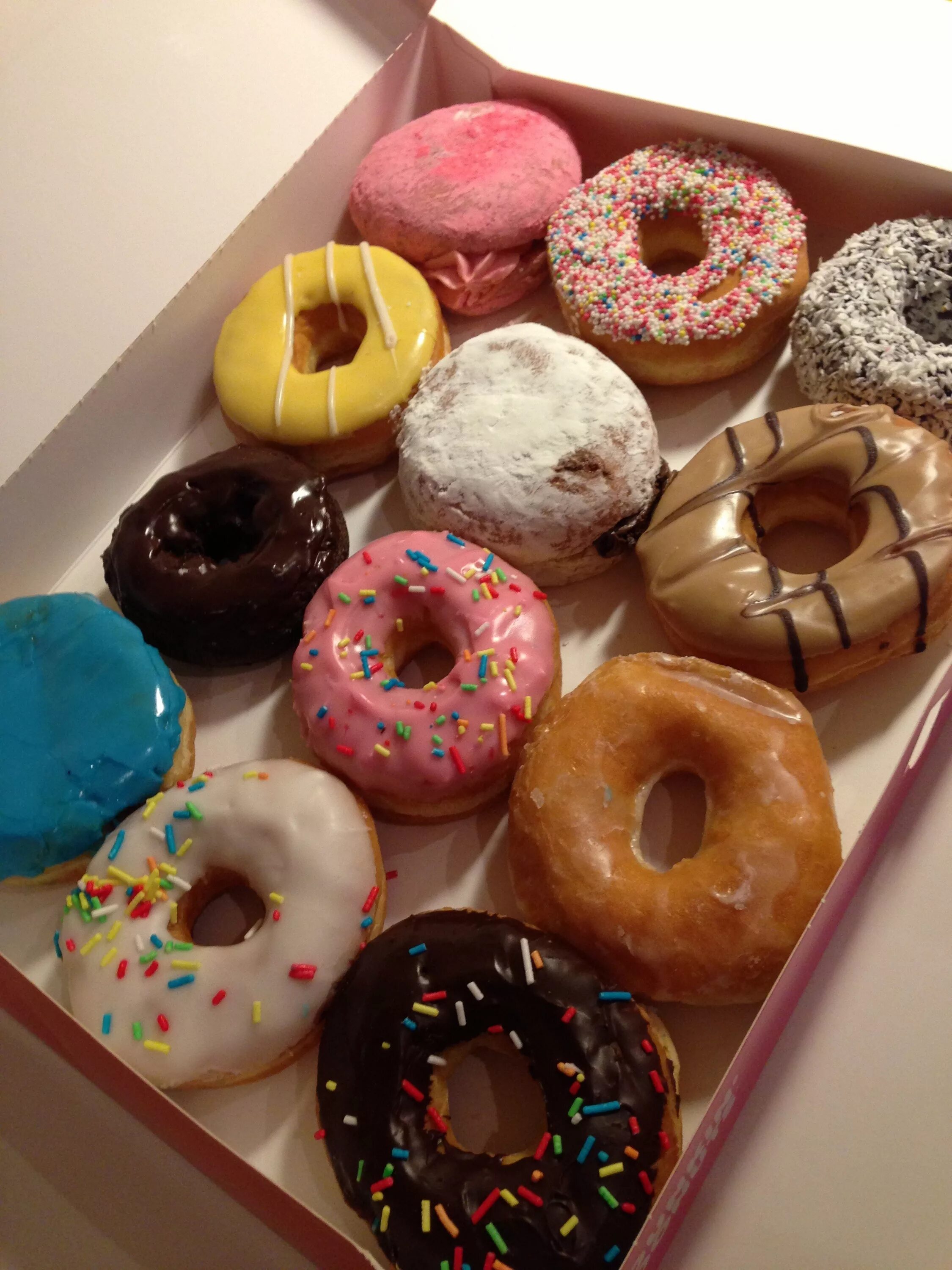 Пончики донатсы. Пончики dunkin donuts. Красивые пончики. Пончики американские донатсы. Пончики со сгущенкой.