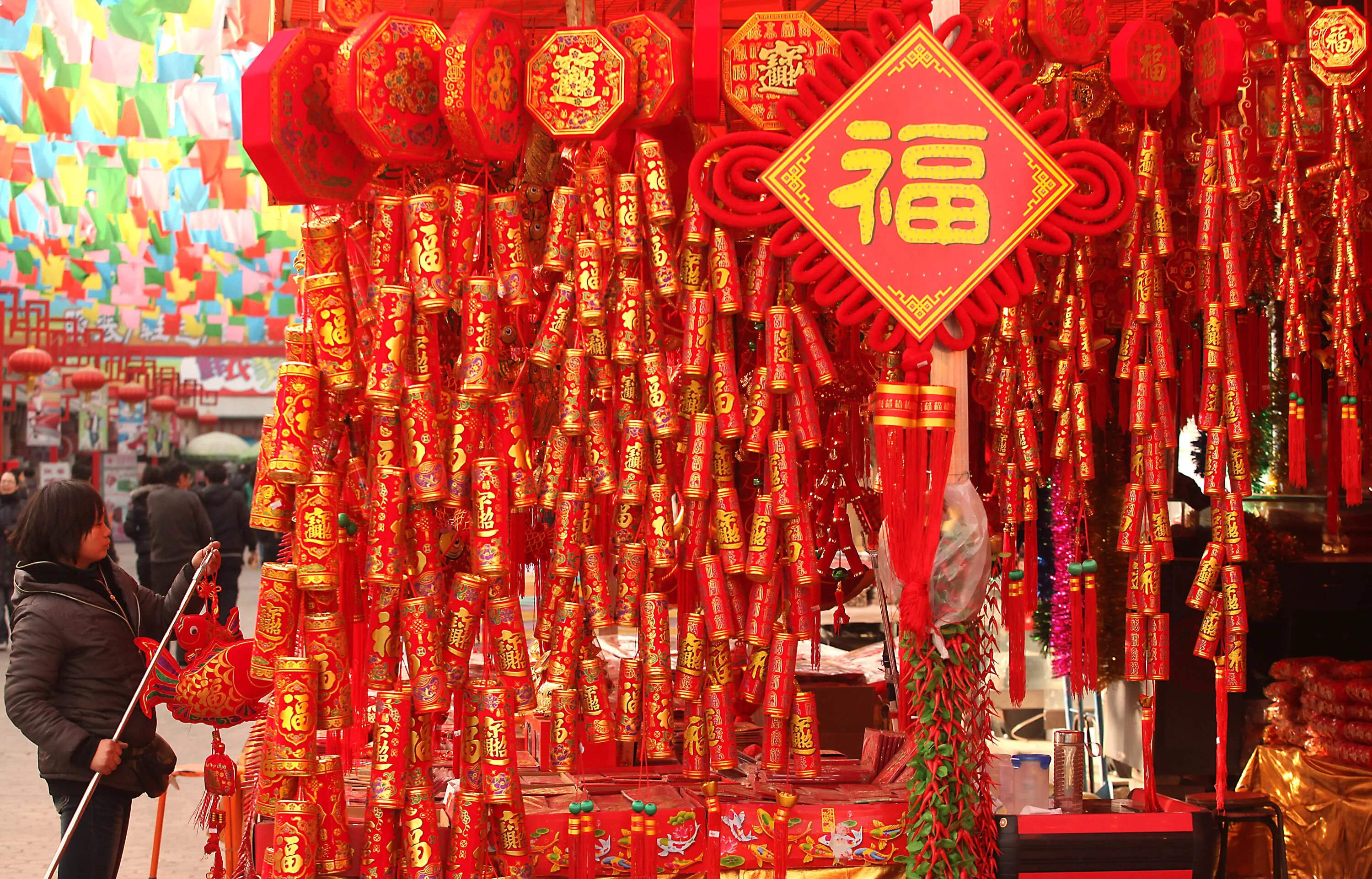 Китайский новый год украшения. Китайский новый год украшения дома. Китайский новый год декор. Украшение дверей на новый год в Китае.