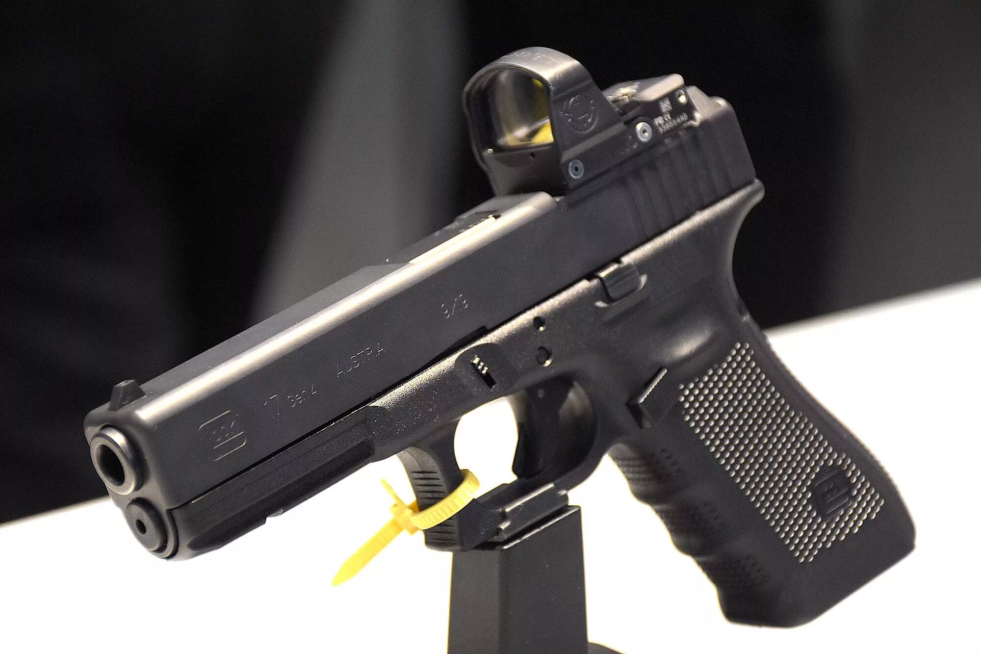 Glock gmbh. Глок 17. глок 17 gen 4. глок 17 боевой. glock 17 4 gen ствол.