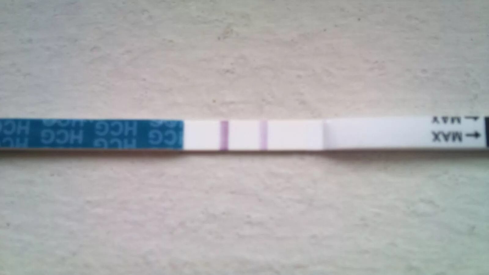 Тест на беременность 2 полоски фото. Тест на беременность 2 полоски фото. Тест на беременность с зеленой полоской. Тест с двумя полосками на белом столе. Тест на беременность 2 полосы фото.