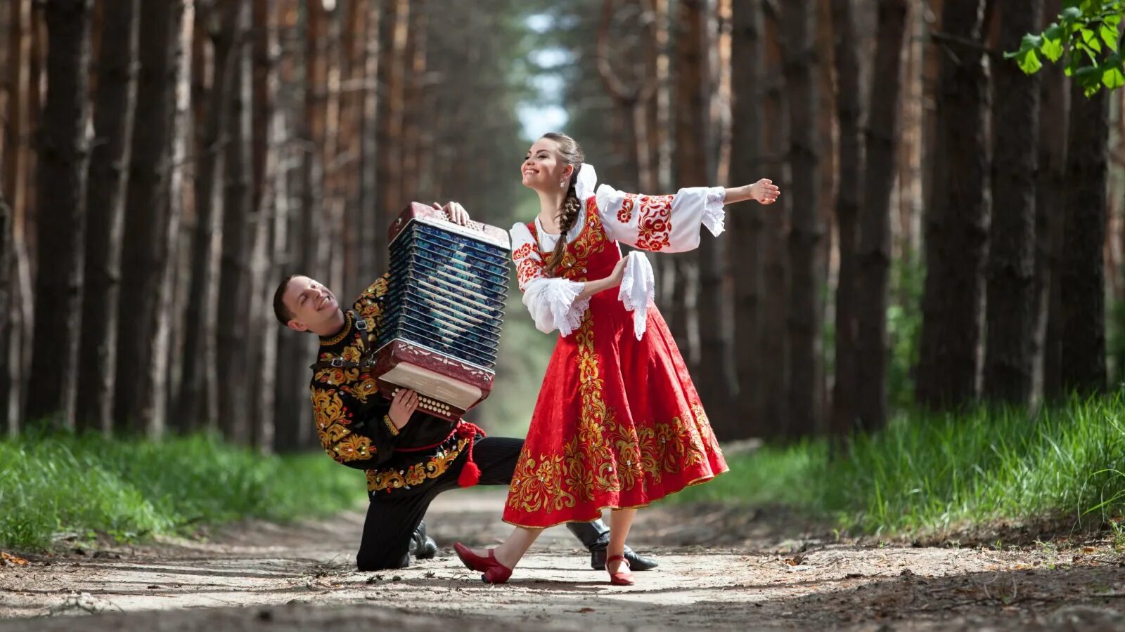 Танец с гармошкой. Гармонь танцы. Танец с гармошкой. Поющая деревня. Гармонист в деревне.