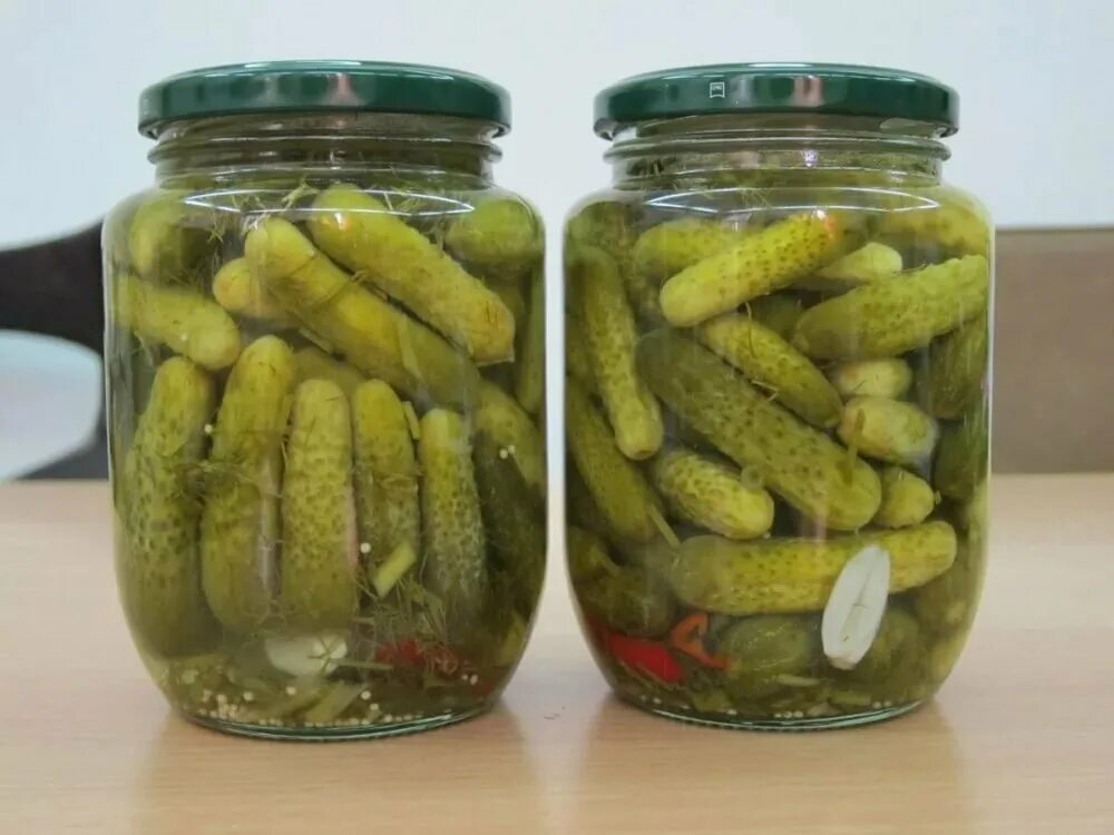 Маринуем хрустящие огурчики. Огурчики корнишоны маринованные. соленые огурчики корнишоны. солёные огурцы корнишоны в банке. огурцы малосольные корнишоны.