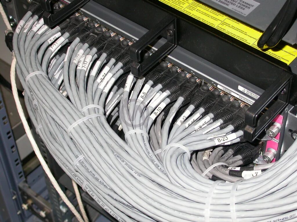 телекоммуникационный шкаф скс с оборудованием. скс интернет бронницы. заземление серверной стойки 19 дюймов. коммуникационный шкаф с скс. заземление а320.