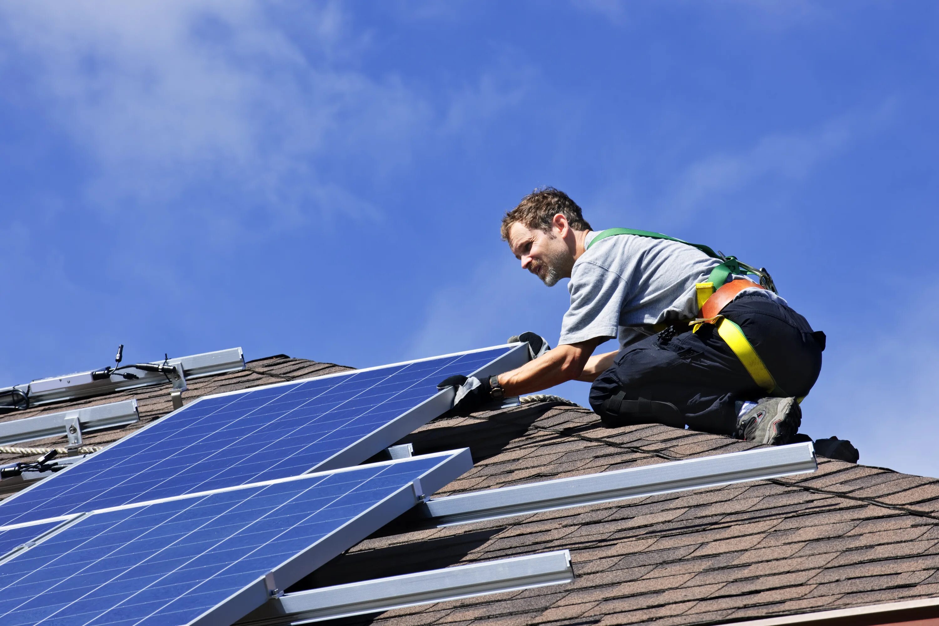 Man install. Солнечная панель solar roof. монтаж солнечных панелей. монтажник солнечных батарей. solar panel installation.