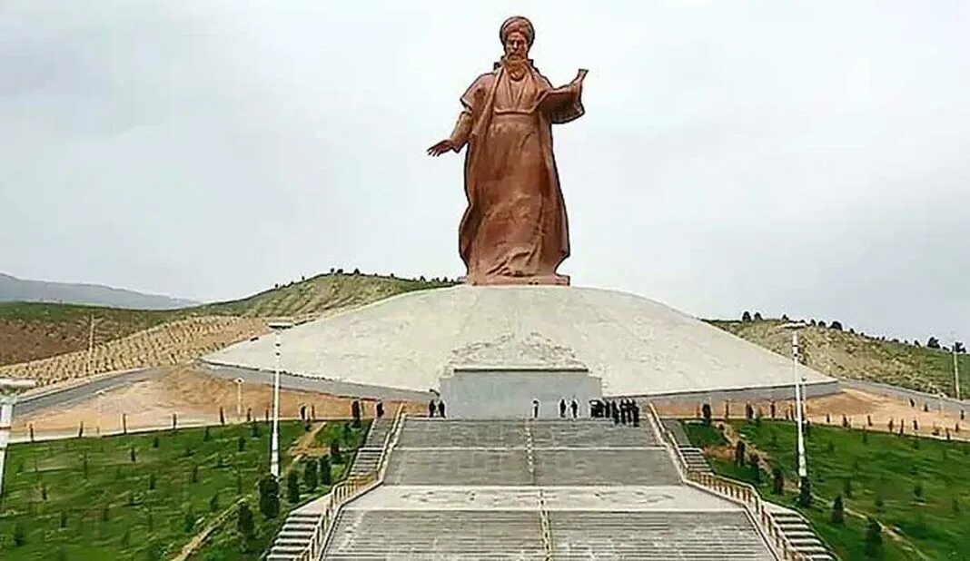 Новый памятник махтумкули в ашхабаде. Махтумкули туркменский поэт. Статуя махтумкули в ашхабаде hd. Кладезь разума махтумкули. Отец махтумкули.