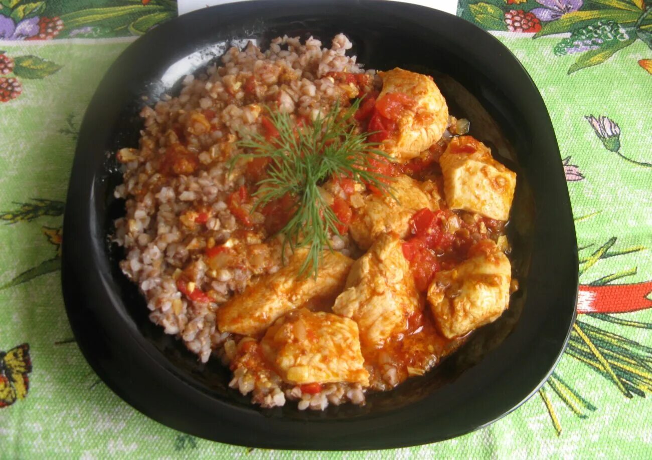 Рецепт гречка куриная. Гречка тушеная с курицей. гречка с курицей. гречка с курочкой. гречка с курицей и овощами.
