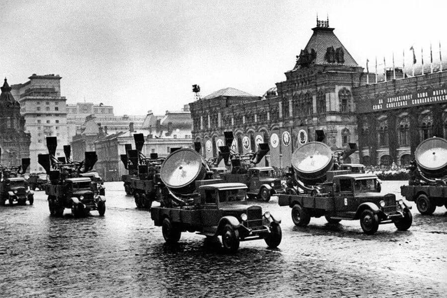 Парад Победы 24 июня 1945 года. Парад Победы в 1945 году в Москве. Парад Победы 24 июня 1945 техника. Парад Победы 1945 года на красной площади в Москве техника.