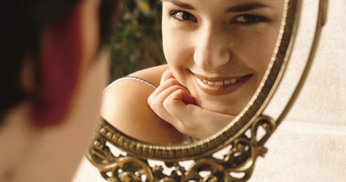 Улыбка отражалась. Лицо с улыбкой. Улыбка человека. Девушка улыбка. Улыбки людей с зубами.