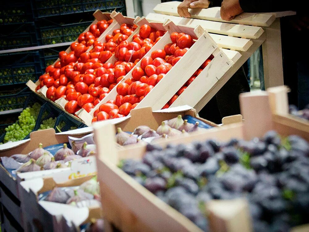 Поставщик продуктов. Склад продуктов питания. Склад овощей. Фруктовый рынок в москве. Торговля оптовая фруктами и овощами.