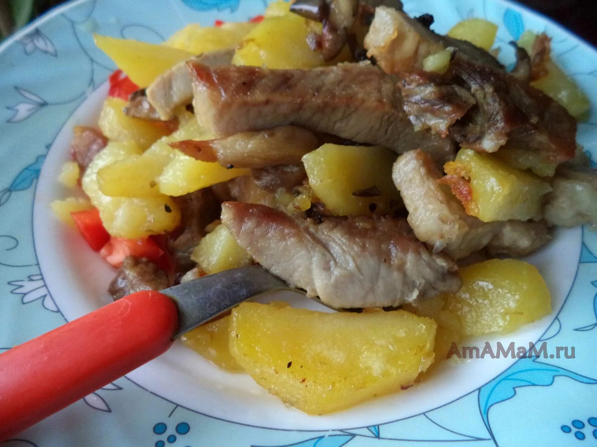 Картошка с мясом. Блюда с жареной картошкой. Жаркое из свинины с картошкой на сковороде. Картофель жареный с мясом. Картофель жареный с мясом.