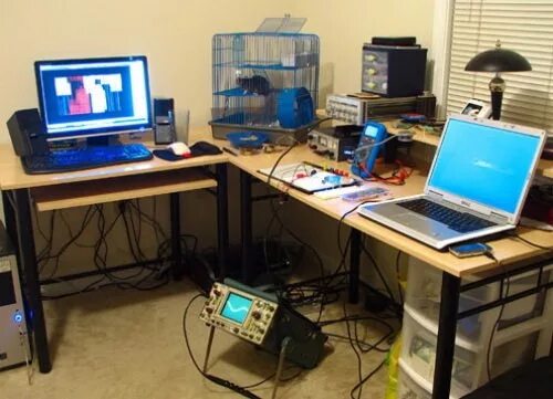 качественный электромонтаж. презентационная площадка лок. и других устройств в рабочем.