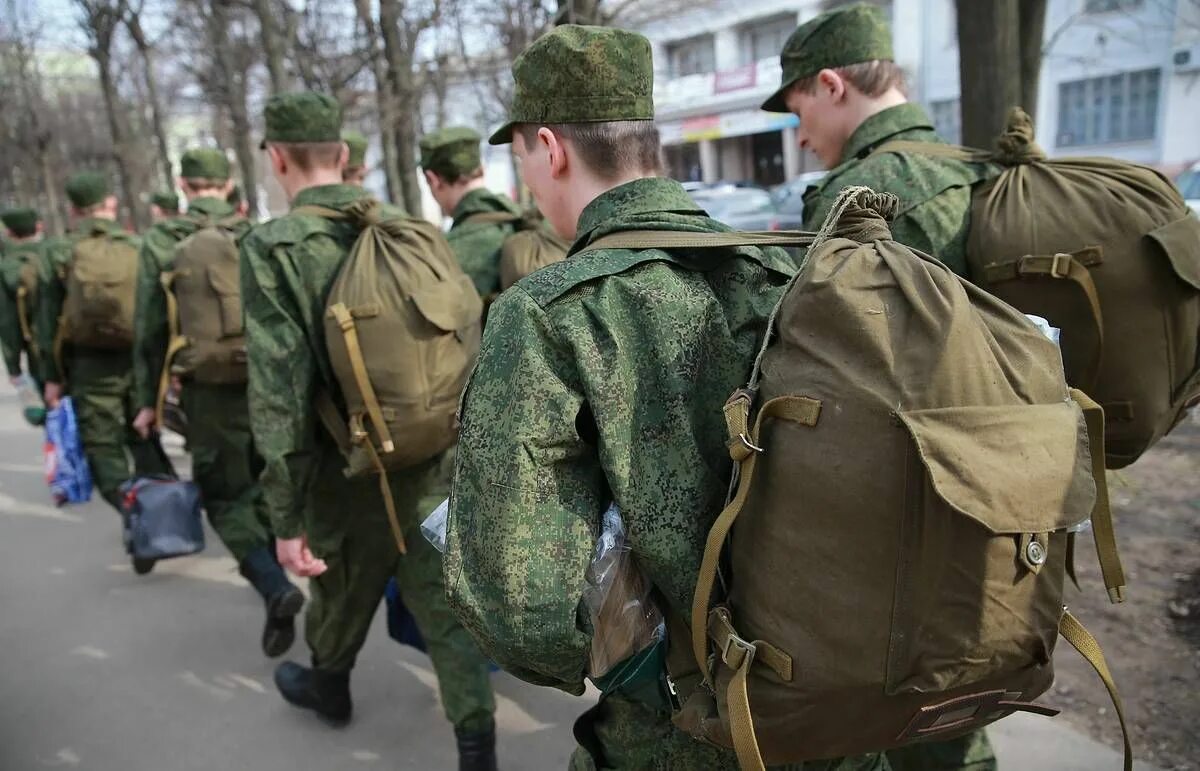 Сколько длится весенний призыв в армию. Военный призыв. Вещмешок солдата. Воинская служба по призыву. Военные по призыву.