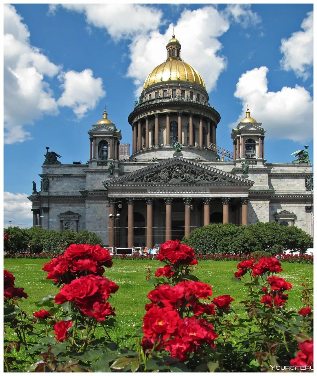 Достопримечательности городов фото. Питер лето Иссаковский собор. Достопримечательности Петербурга Исаакиевский собор. Исаакиевский собор цветы. Питер Исаакиевский собор лето.