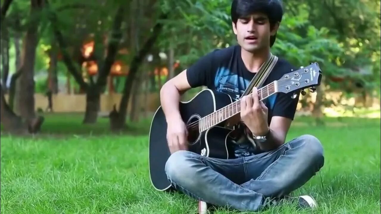 Гитарист таджик. Таджик с гитарой. Таджикская гитара. Таджик поет. Бесплатный таджикский мр3
