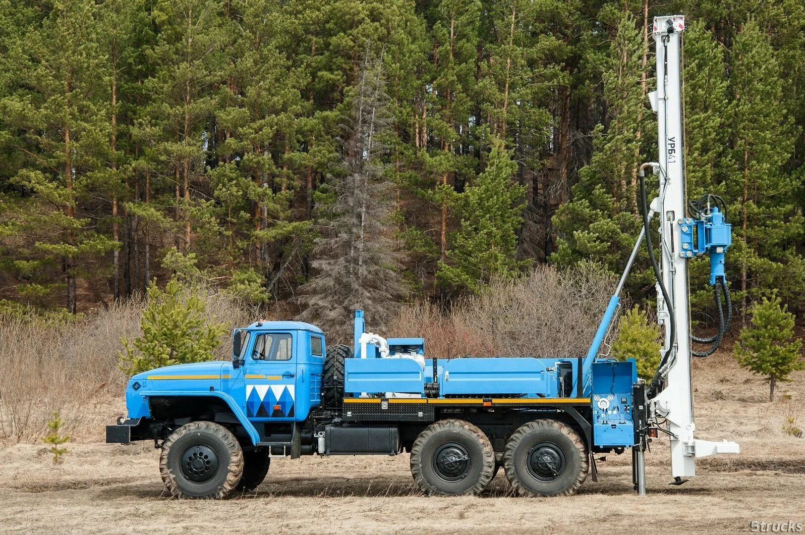 Буровая машина скважина. Буровая машина УРБ 2м. Буровые машины УРБ-41. Урал 4320 буровая. Буровая УРБ 51 КАМАЗ.