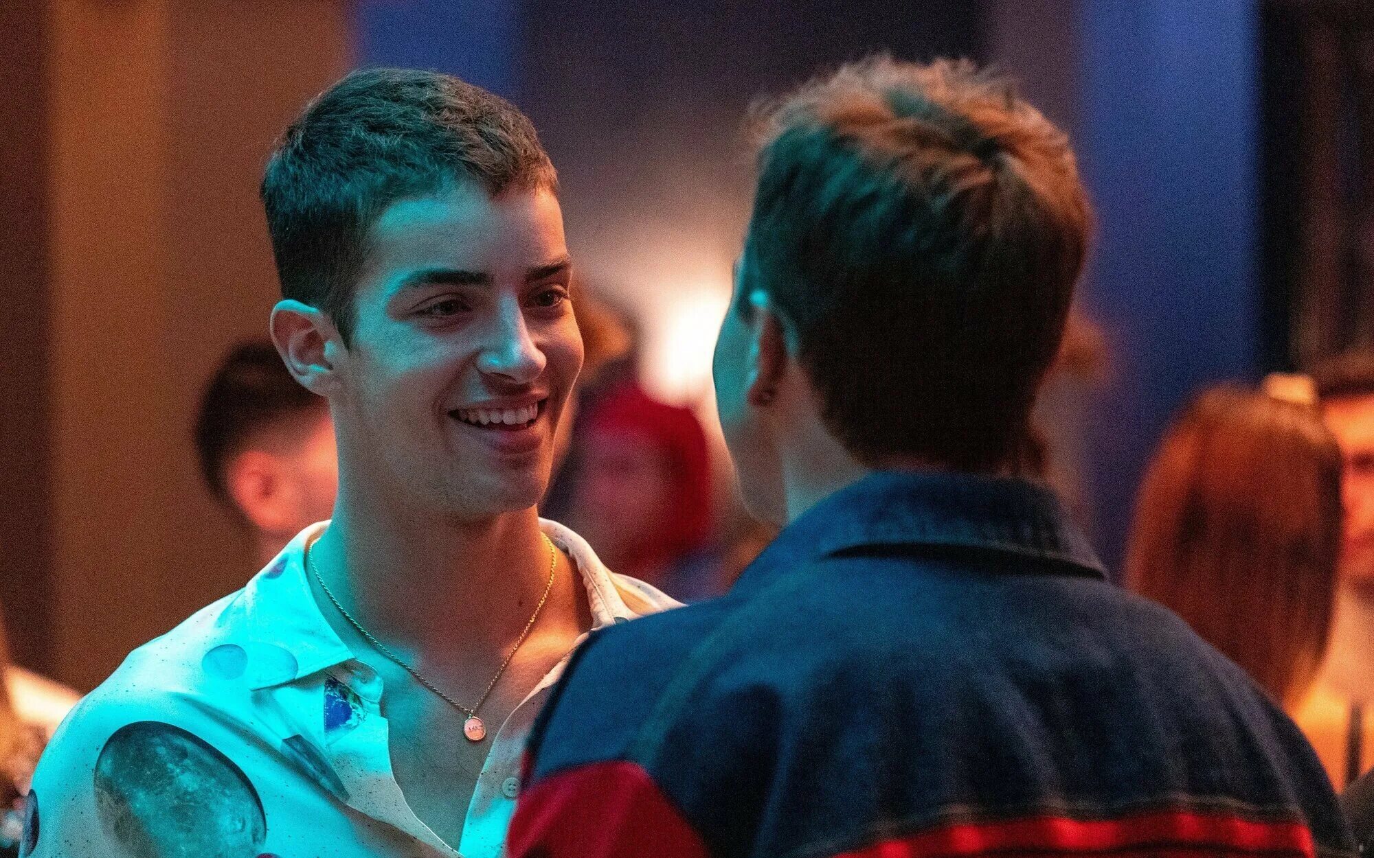 Элита сериал 5 сезон. Карла росон стиль. Эстер экспозито до пластики. Элита сериал 2022. Патрик элита 5 сезон.