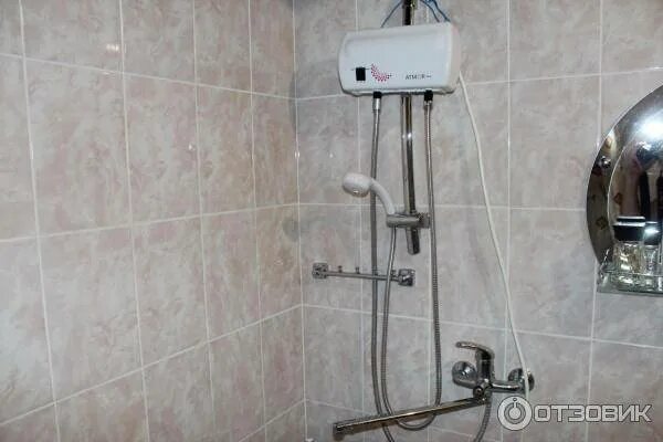 Как установить водонагреватель в ванной к смесителю. Подключить проточный водонагреватель к смесителю. атмор проточный водонагреватель в ванной. проточный нагреватель аристон подключить к душевой кабине.