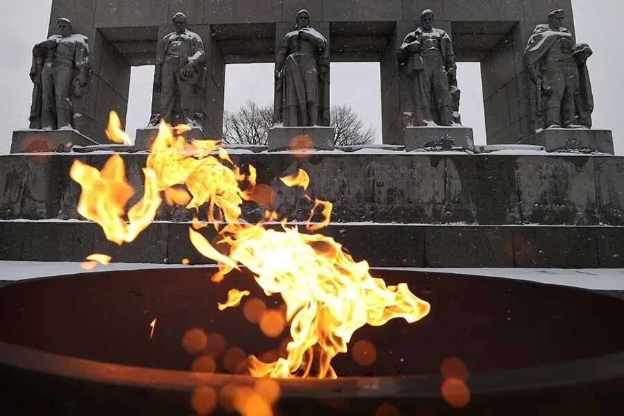 Огонь блокады. Вечный огонь блокадного ленинграда. вечный огонь напискарёвском кладбище в ленинграде. вечный огонь ленинград. памятники блокаде ленинграда серафимовское кладбище.